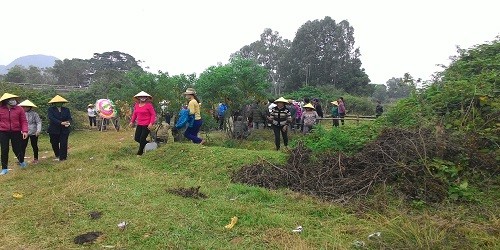 Gia đình các nạn nhân tiễn đưa người thân về nơi an nghỉ cuối cùng.