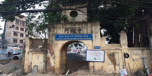 Cổng làng Trung Nha trước khi bị phá một phần (ảnh lớn).
