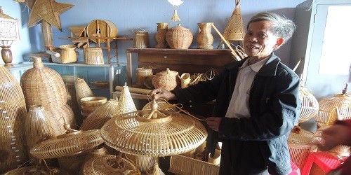  Nghệ nhân Thái Phi Hùng giới thiệu với du khách về đèn lồng Bao La.