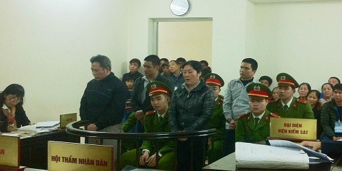 Các bị cáo trước vành móng ngựa.
