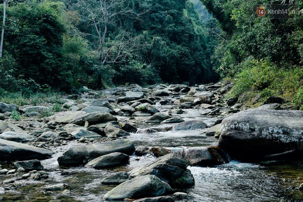 Những con suối quanh thôn bản là nơi người dân... cất bánh đá.