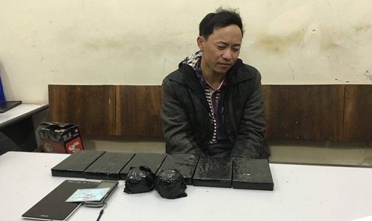 Đối tượng Vàng Trống Nu và tang vật.