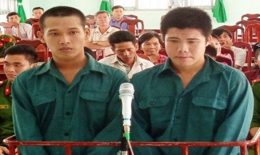 Các bị cáo trước vành móng ngựa.