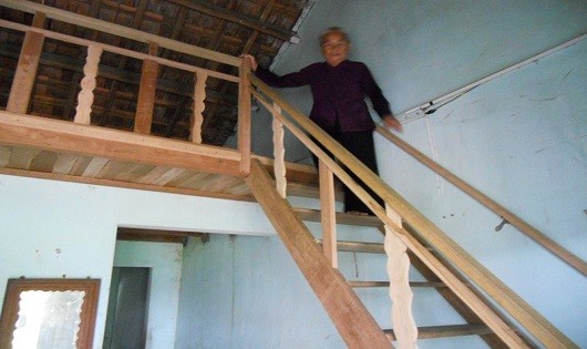 Để xây thêm phần sàn bằng gỗ ở phía trên, ngoài số tiền được hỗ trợ, hộ ông Nguyễn Văn Điệu phải bù thêm số tiền tương đối lớn.