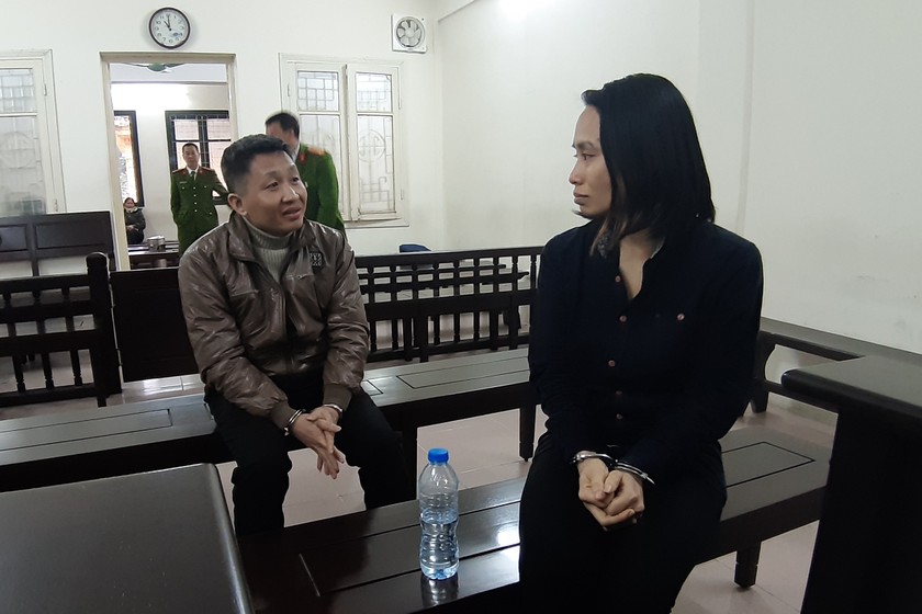 Vợ chồng bị cáo Diệp tại tòa.