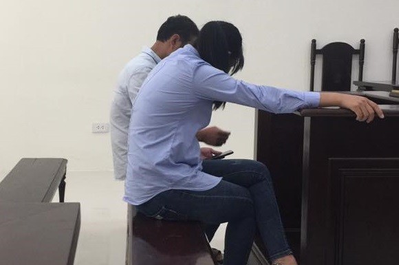 Bị cáo Hải và vợ ở tòa.