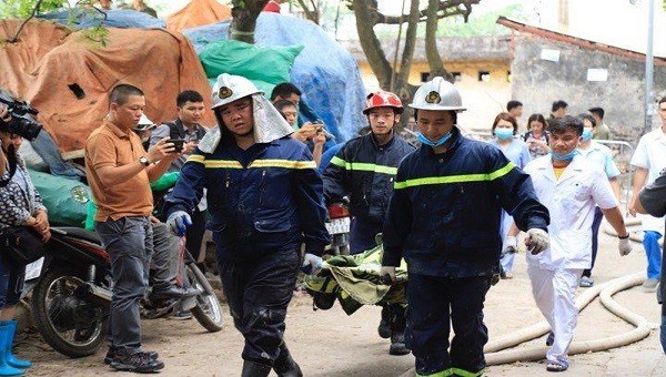 Lực lượng chức năng đưa thi thể nạn nhân ra ngoài.