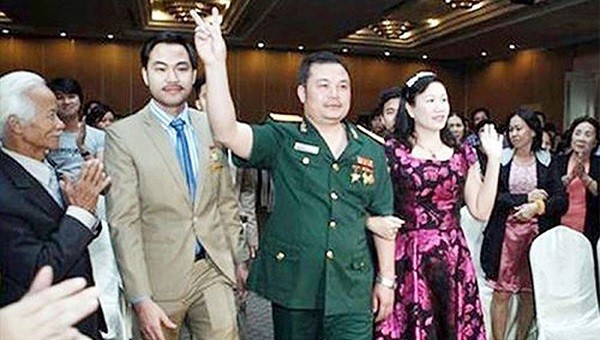 Lê Xuân Giang (áo xanh).