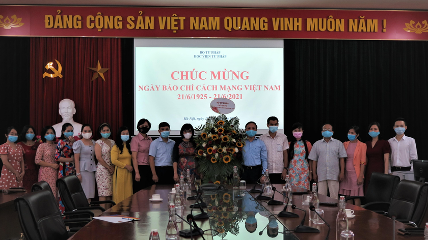 Thứ trưởng Đặng Hoàng Oanh chúc mừng Tạp chí Nghề luật.