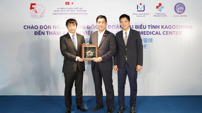 Đại diện T-Matsuoka Medical Center đón tiếp Thống đốc (đứng giữa) và đoàn đại biểu tỉnh Kagoshima tới thăm và làm việc.