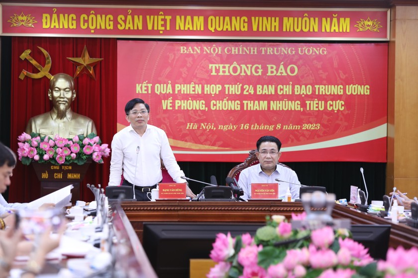 Phó Trưởng Ban Nội chính Trung ương Đặng Văn Dũng thông tin tại buổi làm việc. Ảnh: Ái Vân.