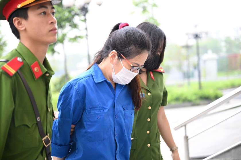 Dẫn giải bị cáo vào tòa.