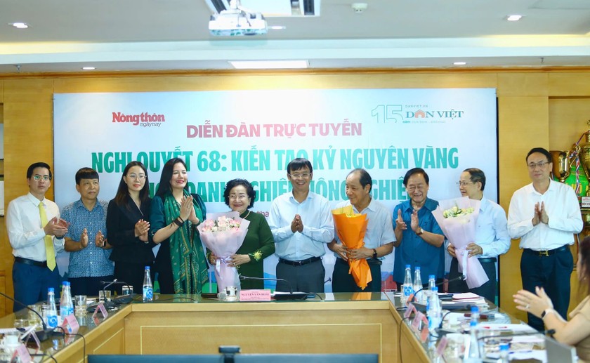 TBT Báo Nông thôn Ngày nay/ Điện tử Dân Việt Nguyễn Văn Hoài tặng hoa cho các khách mời tham gia diễn đàn.