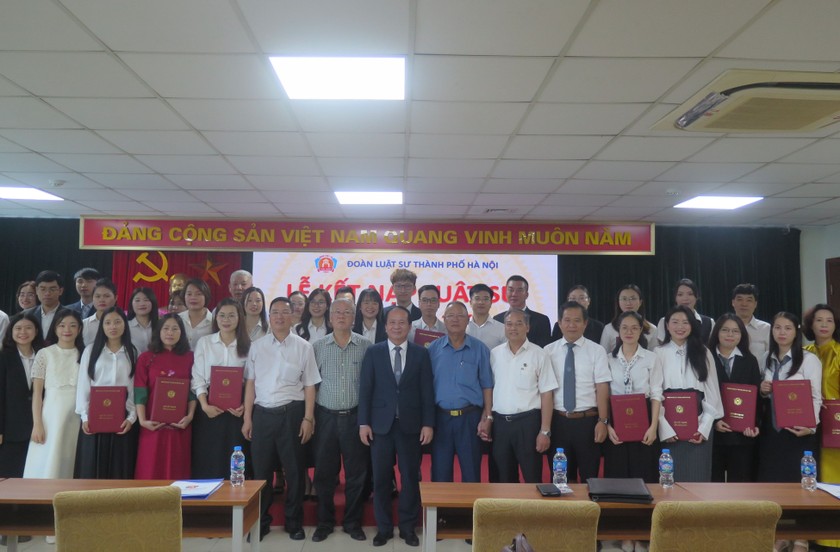 Ban Chủ nhiệm Đoàn Luật sư TP Hà Nội chụp ảnh lưu niệm với các LS thành viên mới.
