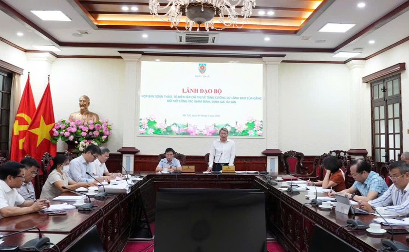 Cảnh phiên họp.