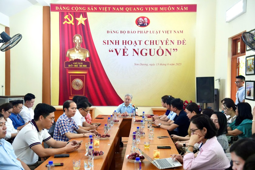 Cảnh sinh hoạt chuyên đề "Về nguồn".