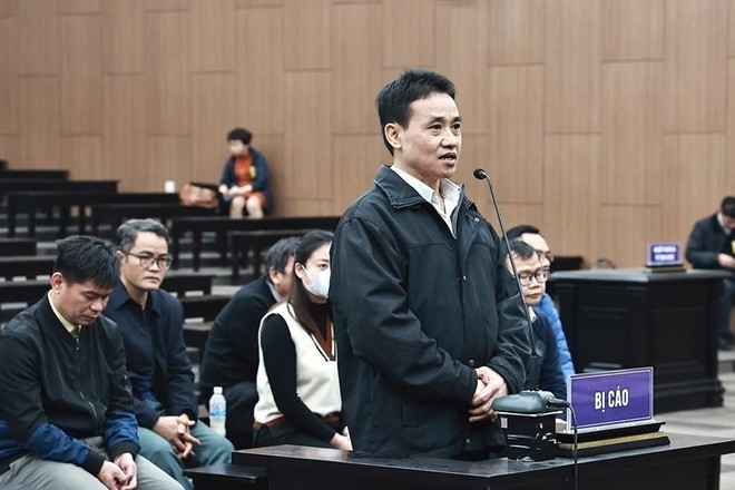 Bị cáo Trần Tùng và các bị cáo khác tại phiên tòa sơ thẩm.