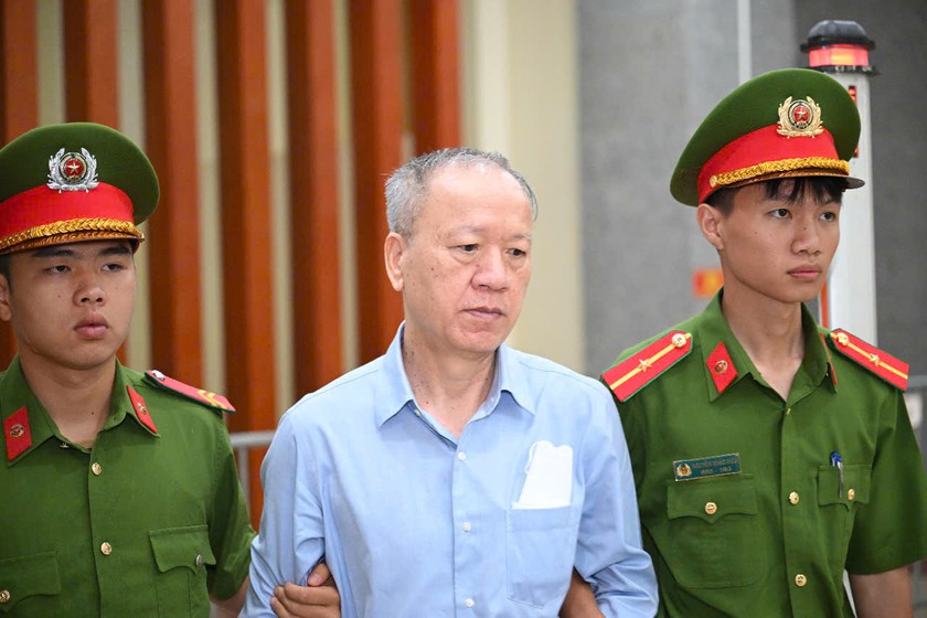 Dẫn giải một bị cáo trong vụ án vào phòng xét xử.