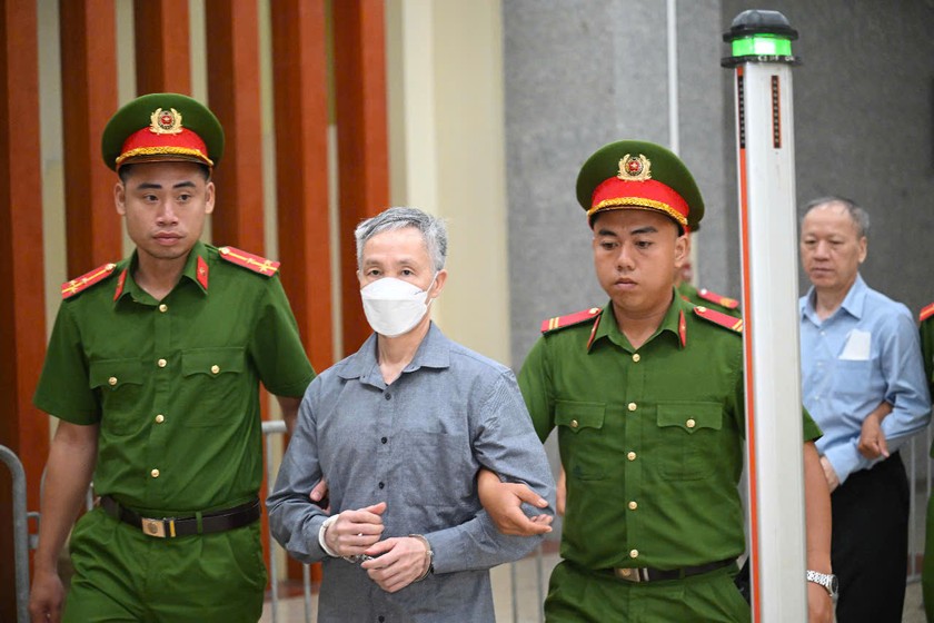 Dẫn giải bị cáo và bị án vào phòng xử.