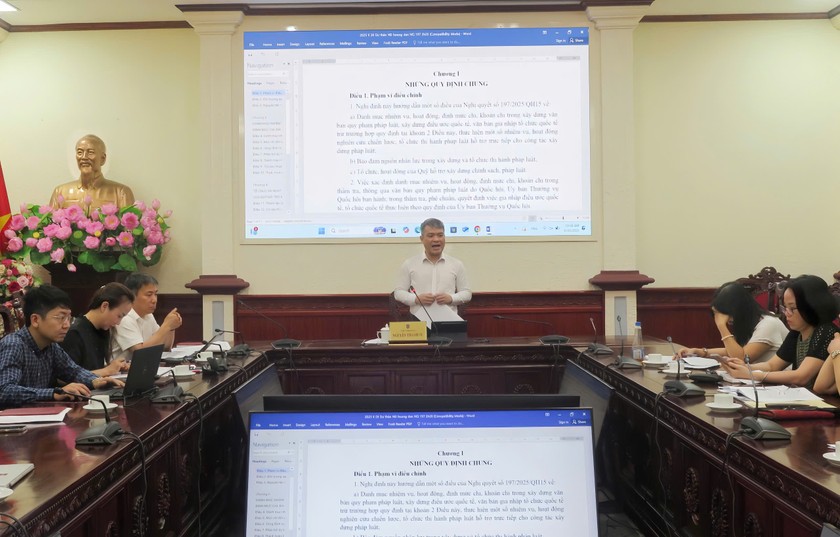 Cảnh phiên họp.