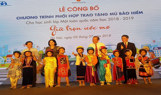 1,95 triệu học sinh bước vào lớp Một năm nay sẽ được tặng mũ bảo hiểm của HVN