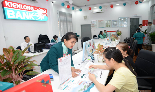 Đông đảo khách hàng đến giao dịch tại Kienlongbank Cần Giờ trong ngày khai trương