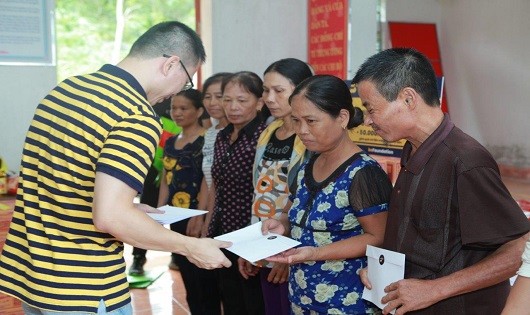 Trao quà cho các hộ dân