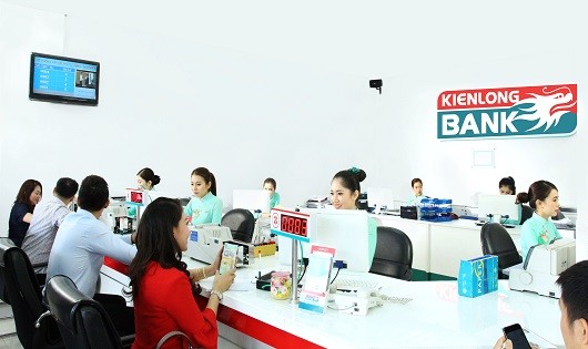 Khách hàng đến giao dịch tại Kienlongbank