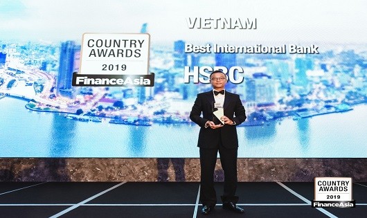 Đại diện HSBC nhận giải thưởng