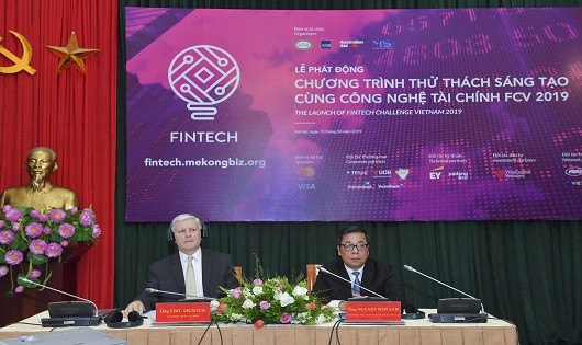 Phó Thống đốc NHNN Nguyễn Kim Anh – Trưởng Ban Chỉ đạo Fintech và ông Eric Sigwick - Giám đốc Quốc gia ADB tại Việt Nam tại lễ phát động chương trình