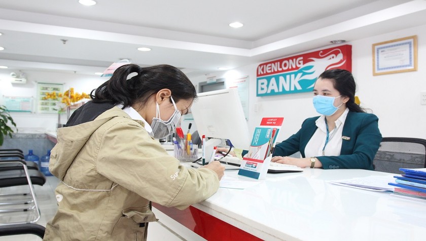 Nhân viên Kienlongbank đeo khảo trang khi gia dịch với khách hàng