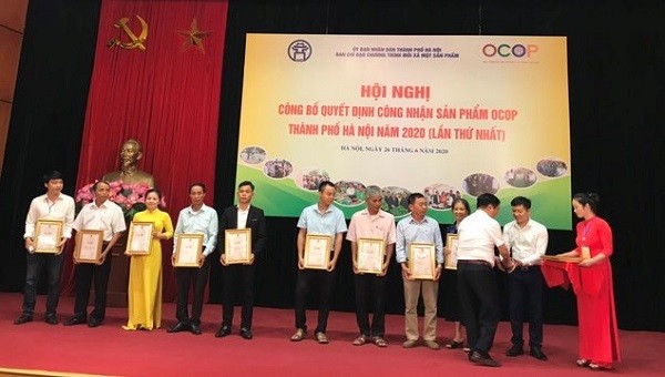 Trao quyết định công nhận sản phẩm OCOP tại Hội nghị. 