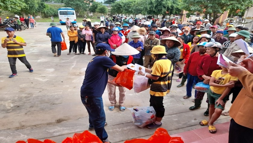 Trao quà tại xã Châu Hóa.