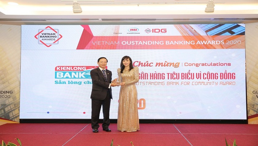 Bà Trần Tuấn  Anh – Thành viên HĐQT, Tổng giám đốc Kienlongbank nhận giải thưởng “Ngân hàng tiêu biểu vì cộng đồng”