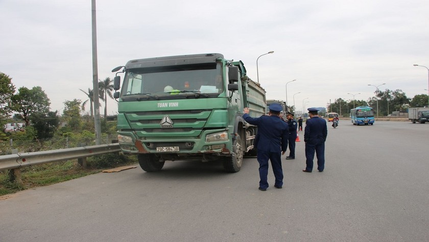  Lực lượng TTGT Cục QLĐB I xử lý phương tiện vi phạm.