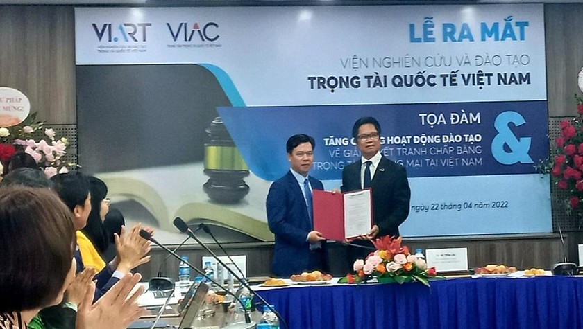 Chủ tịch VIAC trao quyết định thành lập VIART