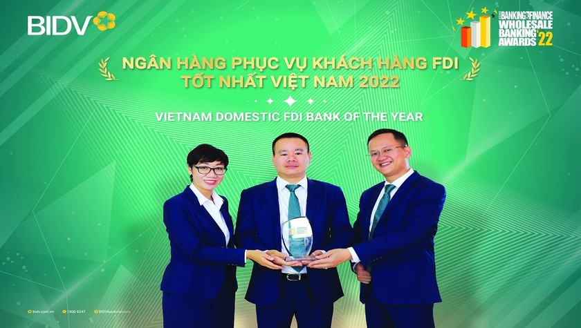 Đại diện BIDV nhận Giải thưởng Ngân hàng phục vụ khách hàng FDI tốt nhất Việt Nam năm 2022.