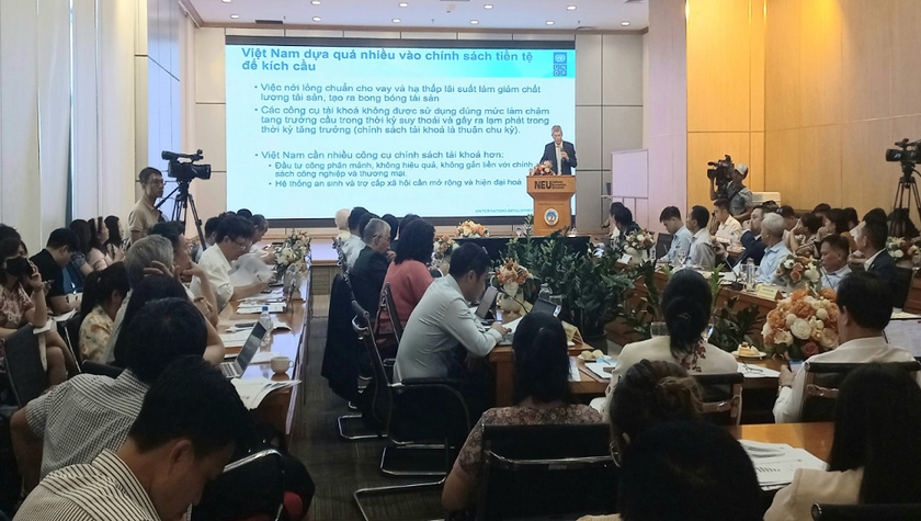 TS. Johnathan Picus, Kinh tế Trưởng UNDP phát biểu tại Tọa đàm.