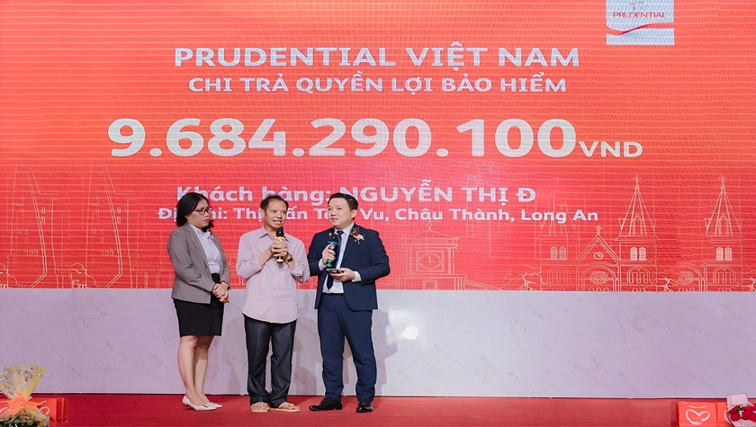 Prudential chi trả gần 9,7 tỷ đồng cho một khách hàng tại Long An