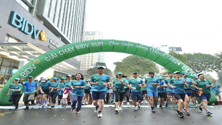 Các VĐV xuất phát tham gia Giải chạy “BIDVRUN - Cho cuộc sống Xanh” năm 2024.