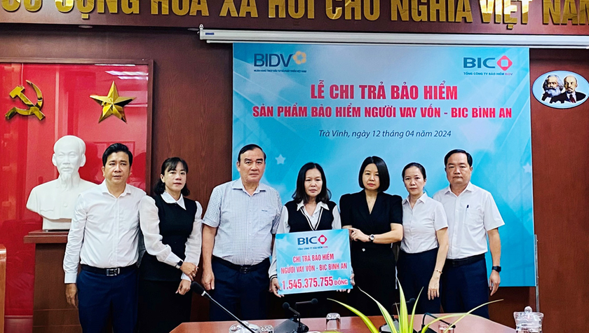 Lãnh đạo BIDV và BIC trao tiền bảo hiểm cho đại diện gia đình khách hàng