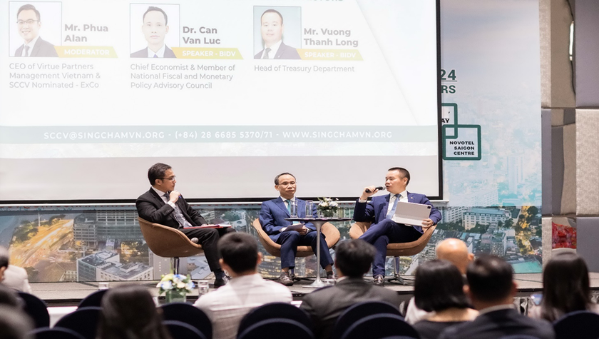 TS Cấn Văn Lực (người ngồi giữa) và ông Vương Thành Long (người cầm micro) là hai diễn giả chính tại hội thảo.