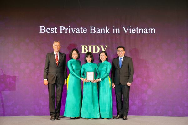 Đại diện BIDV nhận giải thưởng từ Tạp chí The Asian Banker