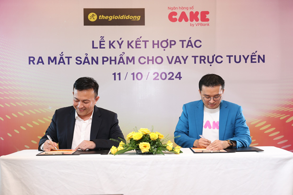 Ông Nguyễn Hữu Quang – Tổng Giám đốc ngân hàng số Cake by VPBank (bên phải) và ông Trương Hồng Hoàng – Giám đốc phát triển kinh doanh Ngành hàng dịch vụ của CTCP Thế Giới Di Động ký kết hợp tác.