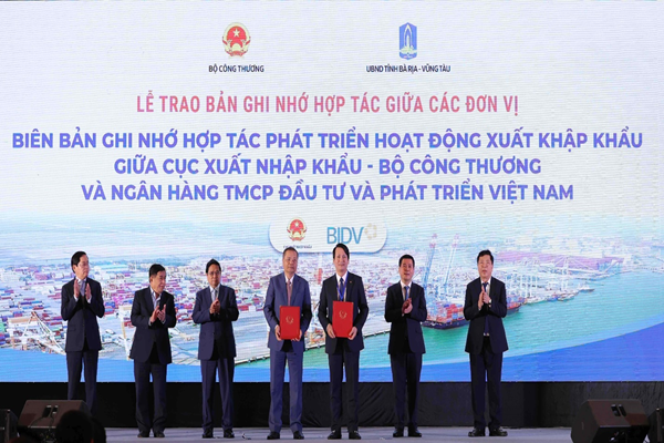 Ông Trần Long - Phó Tổng Giám đốc BIDV và ông Nguyễn Anh Sơn - Cục trưởng Cục Xuất nhập khẩu - trao biên bản ghi nhớ hợp tác