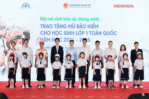 Trao tặng mũ bảo hiểm cho học sinh lớp Một trên toàn quốc năm học 2024 – 2025.