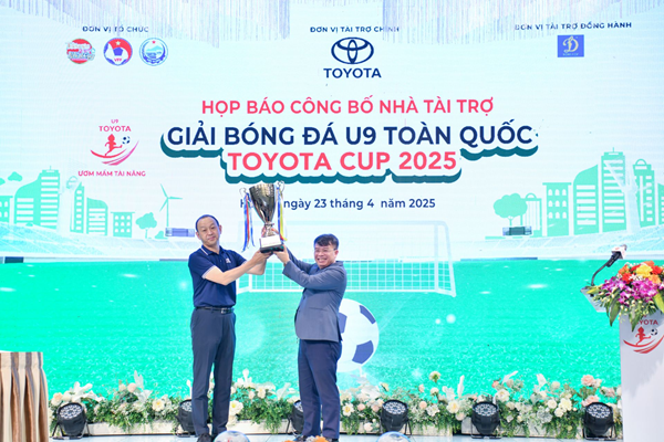Tổng giám đốc TMV và Tổng biên tập báo TNTP&NĐ nâng cao chiếc Cup vô địch của Giải Bóng đá U9 toàn quốc năm 2025.