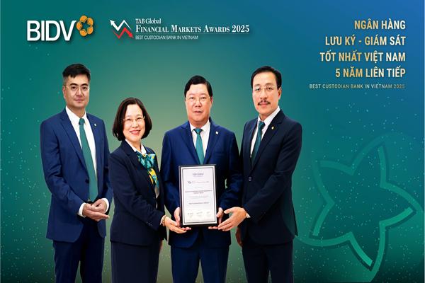 Đại diện BIDV nhận giải thưởng. Ảnh: BIDV