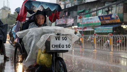 Trong khi người nghèo kiếm sống qua ngày nhờ bán vé số thì nhiều cán bộ sắp nghỉ hưu ở Bình Phước lại sang tận Canada để học tập làm xổ số từ kinh phí của Công ty Xổ số kiến thiết Bình Phước - Ảnh: Hữu Khoa