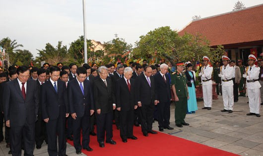 Tổng Bí thư Nguyễn Phú Trọng và các đồng chí lãnh đạo Đảng, Nhà nước tưởng nhớ cố Thủ tướng Phạm Văn Đồng. Ảnh: VGP/Lê Sơn